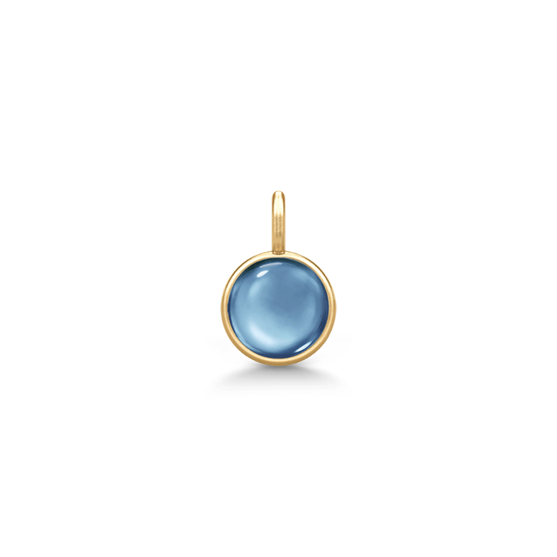 Little Prime Pendant med stålblå cabochon-slebet krystal i forgyldt sølv, set forfra