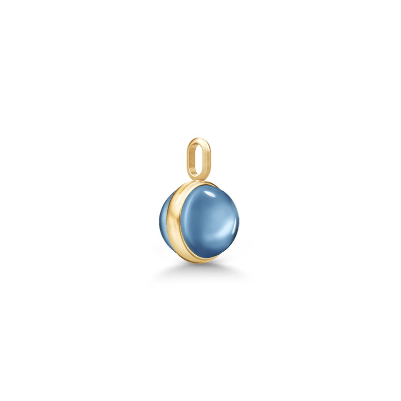 Little Prime Pendant med stålblå cabochon-slebet krystal i forgyldt sølv, set fra siden