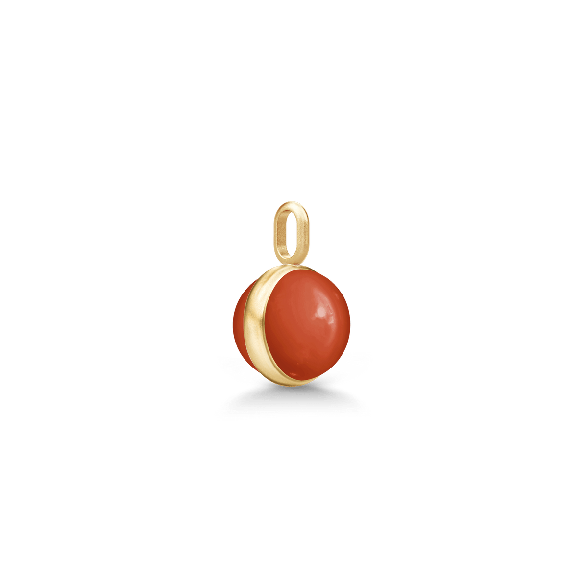 Little Prime Pendant med orangerød cabochon-slebet krystal i forgyldt sølv, set fra siden