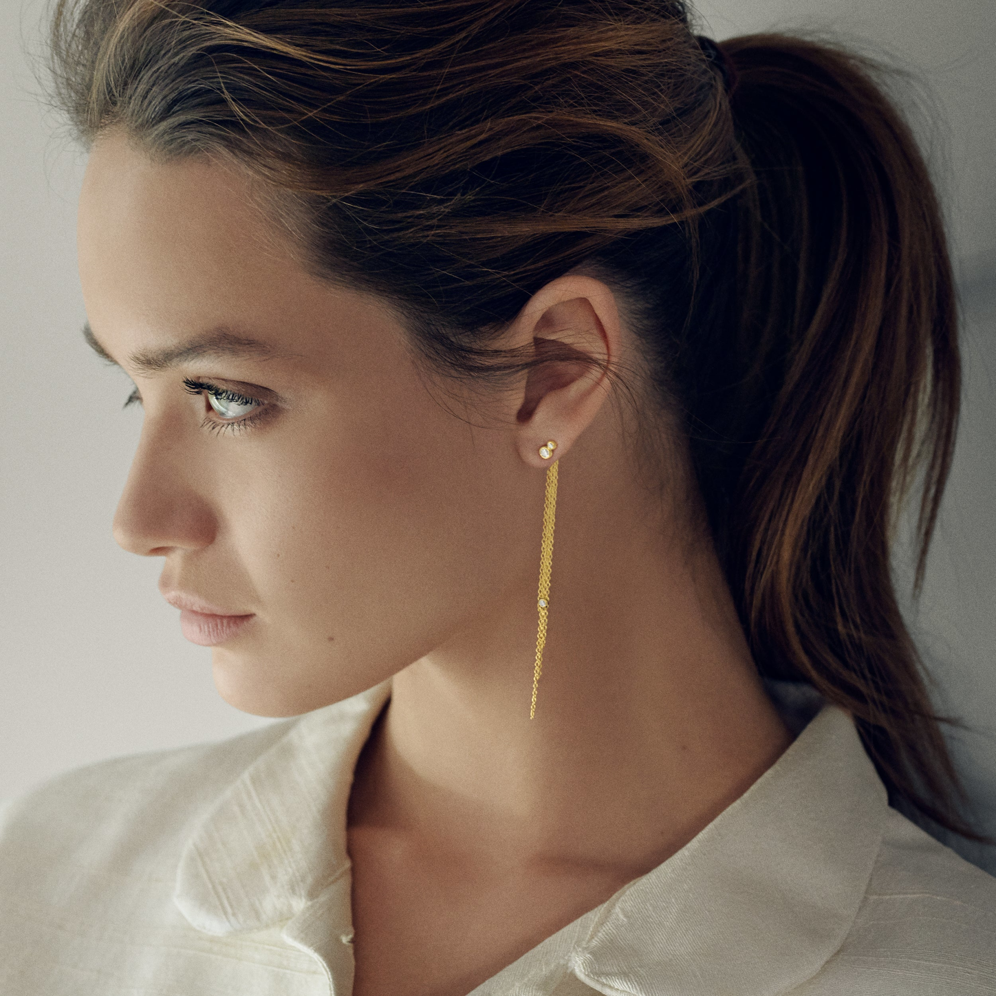 Model iført øreringe fra Julie Sandlau