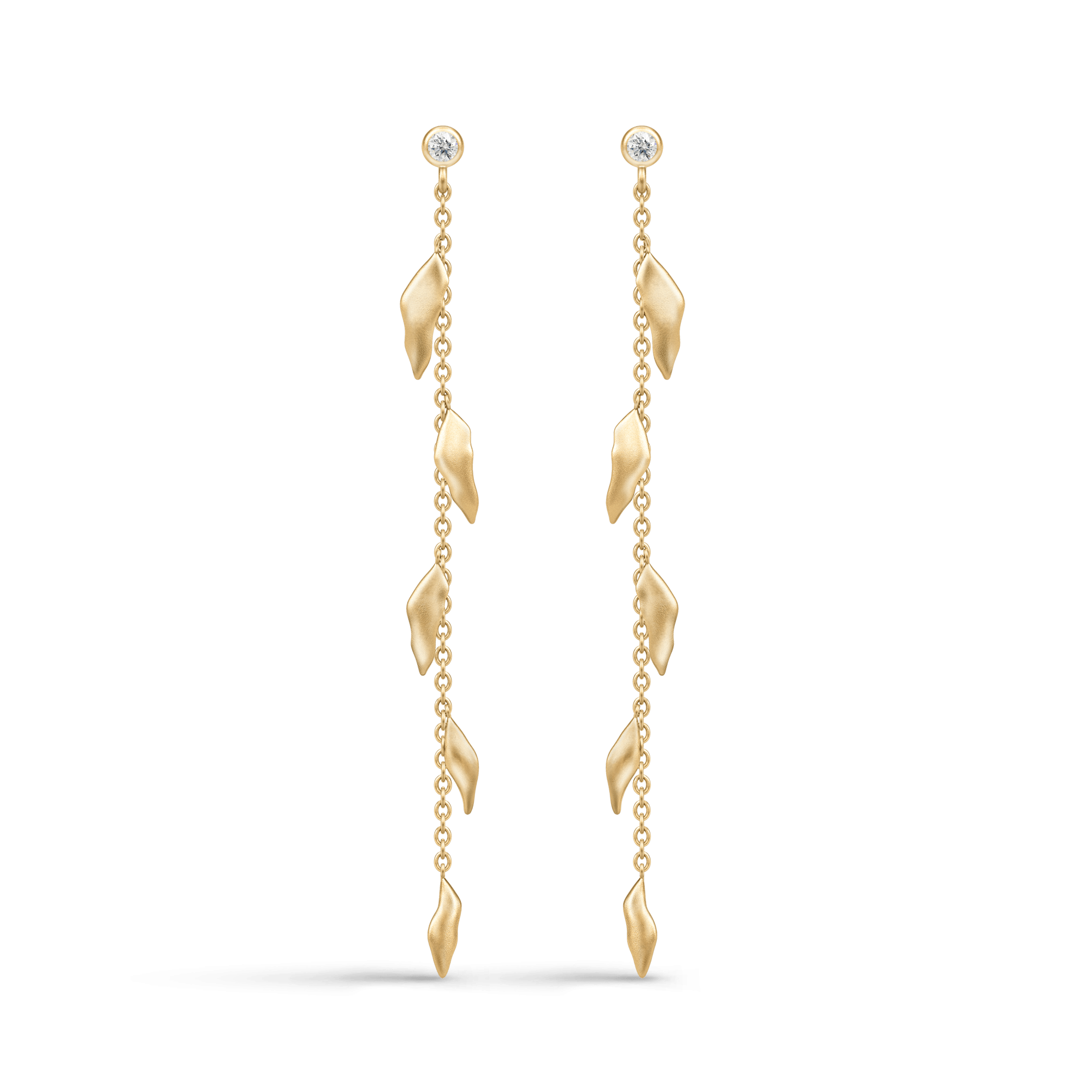 Tree of Life Chain Earrings set tæt på - blade i en kæde, forgyldt sølv