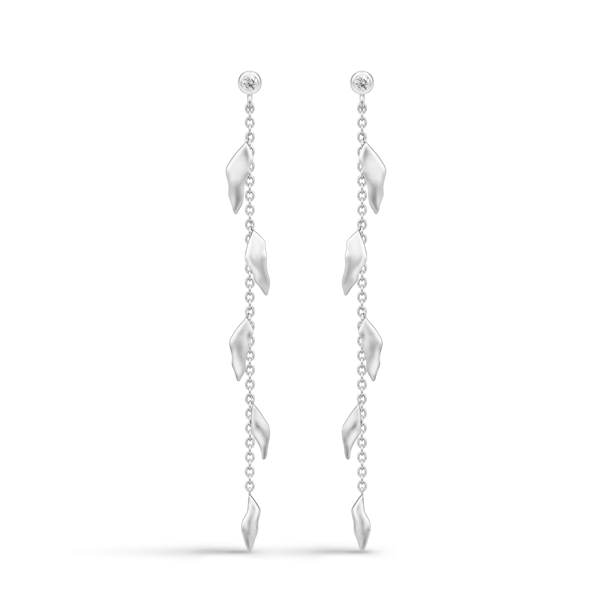 Tree of Life Chain Earrings i rhodineret sølv med hængende kæde af blade og zirkonia, par set tæt på