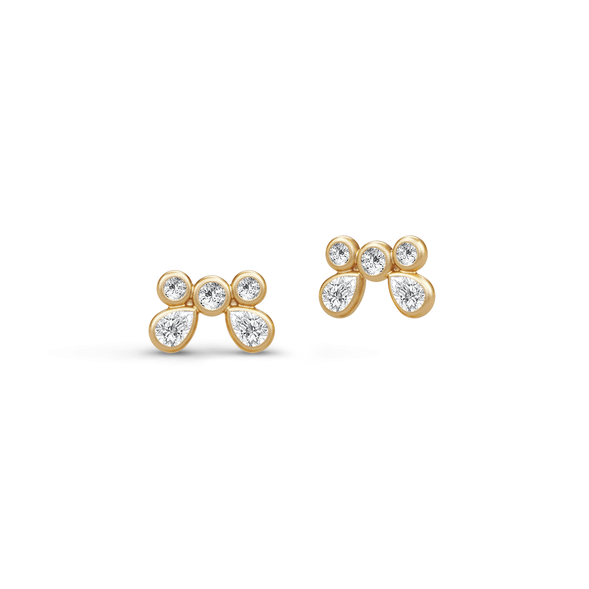 Meadow Earstud i forgyldt sølv med round cut og pear cut cubic zirkonia, par vist på hvid baggrund.