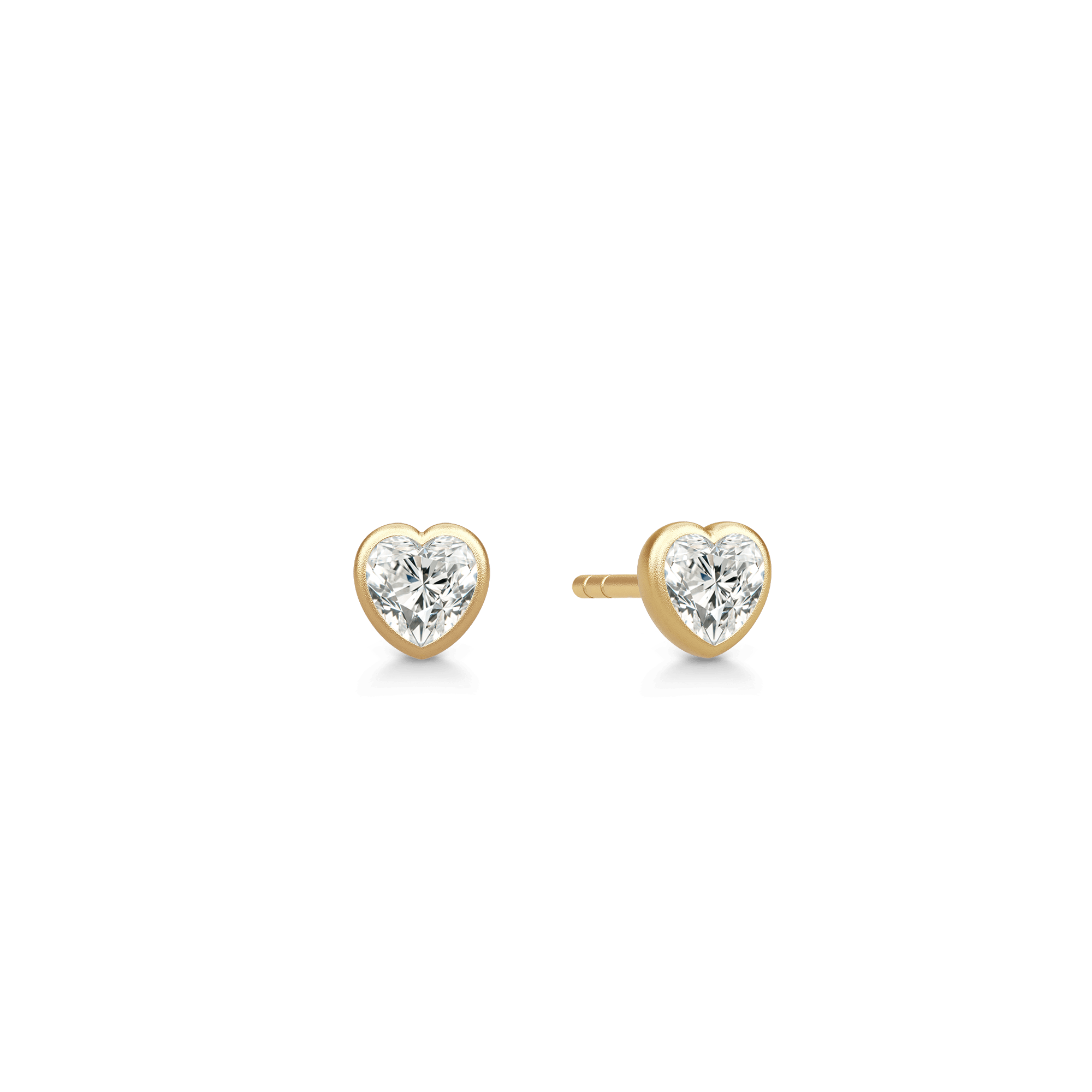Amorina ørestikker i forgyldt sølv med hjerteformet cubic zirconia, par set forfra