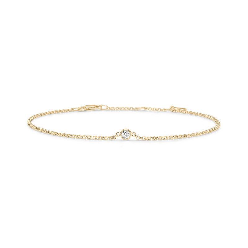 Fina armbånd i guld med bezelfattet diamant midt på kæden
