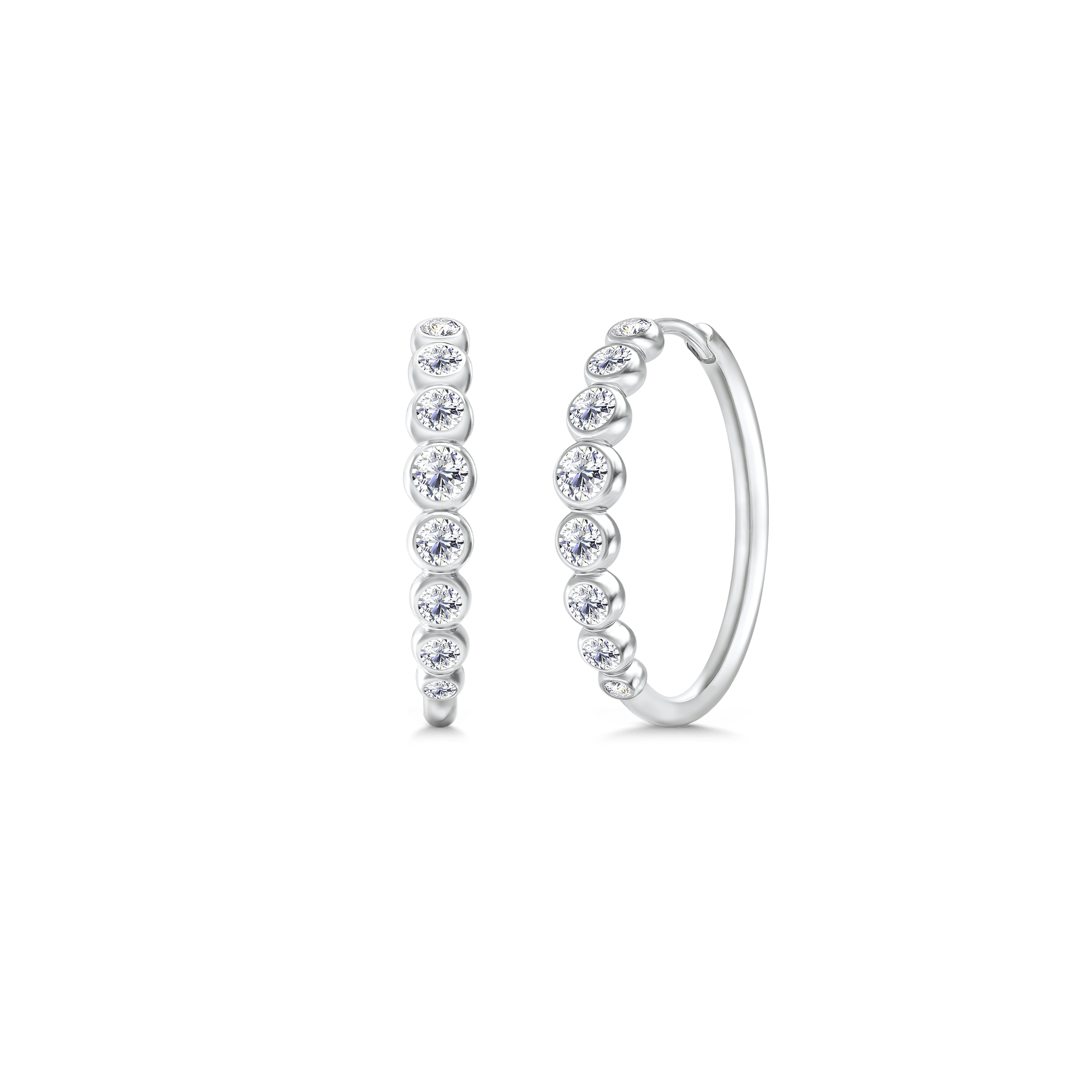 Lumen Midi Hoops i 18K hvidguld med brillantslebne diamanter, par creoler på hvid baggrund