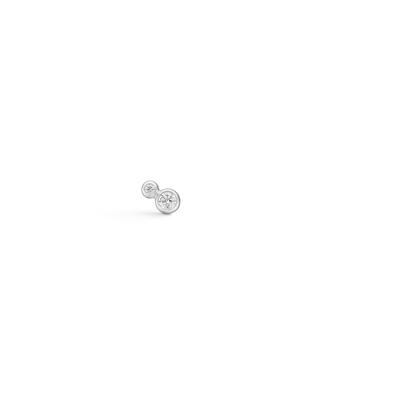 Fina diamantørering fra Julie Sandlau i hvidguld, nærbillede af de to diamanter.