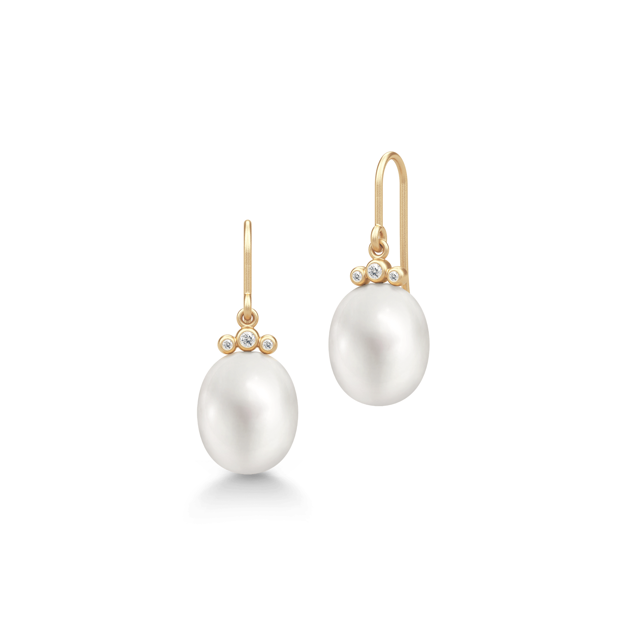 Lovina Earrings i 14 karat genanvendt guld med hvid ferskvandsperle og tre diamanter, still-foto af parret