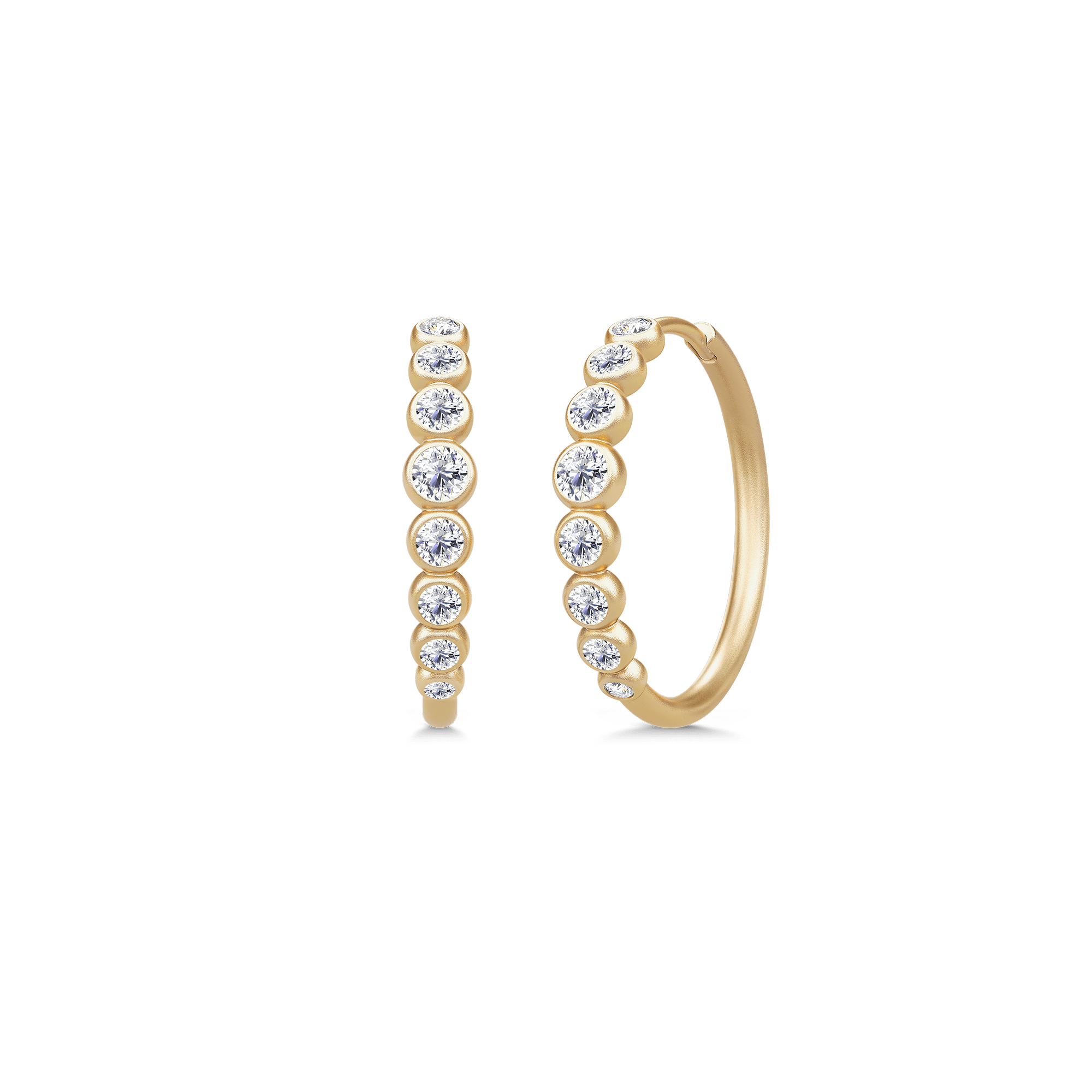 Lumen Midi Hoops i 18K guld med bezel-satte brillantslebne diamanter rundt om ringen, vist som par