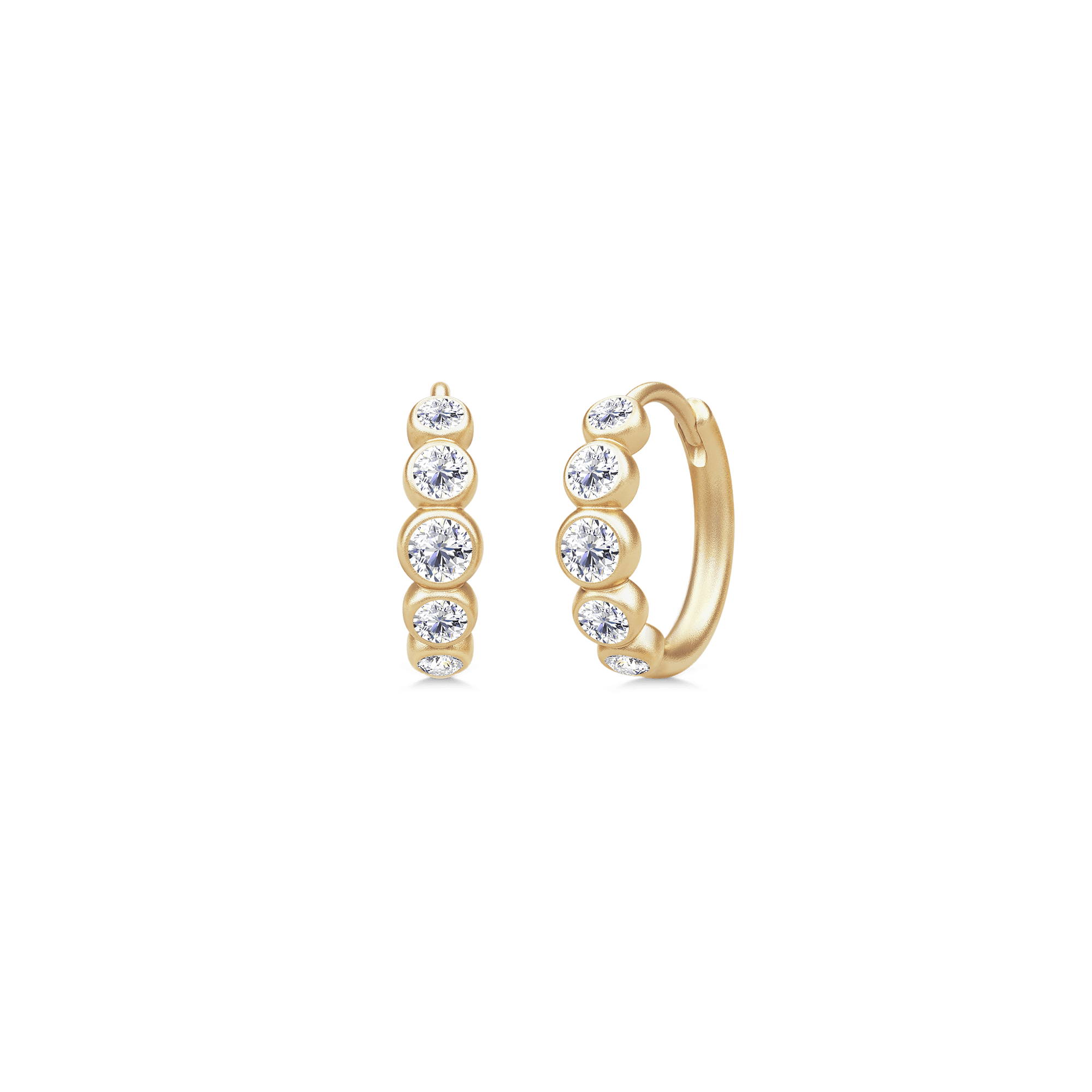Lumen Medium Hoops i 100% genanvendt 18 karat guld med brillantslebne diamanter, still-foto af parret