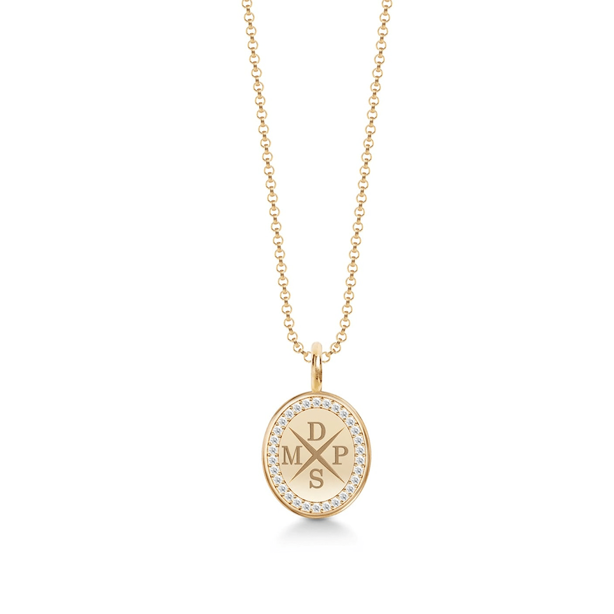 Medallion halskæde i 18K guld med diamantbesat kant og indgraveringen MDPS, set i fuld længde