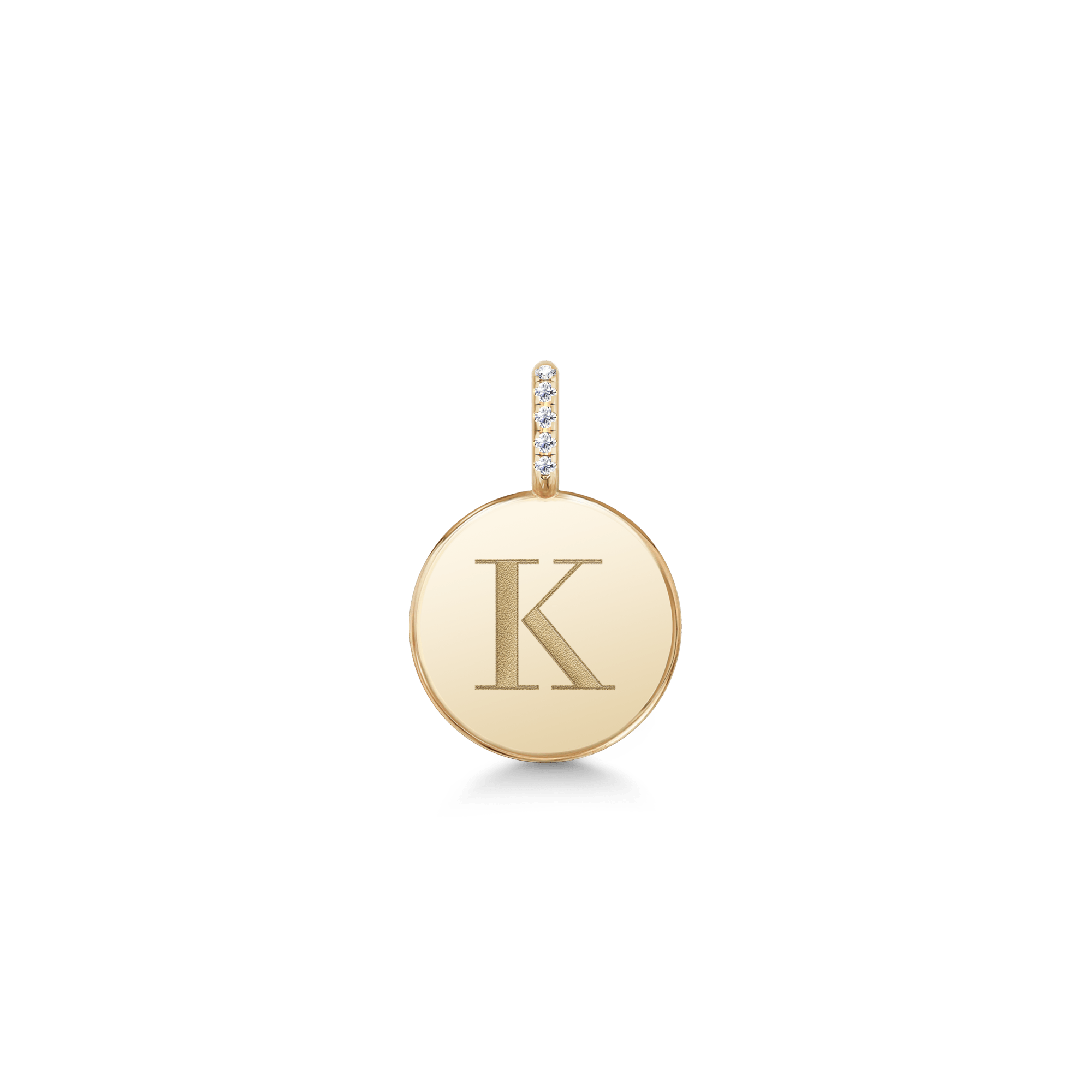 Rundt vedhæng i 14K guld med indgraveret bogstav K og diamantbesat øskenkant, Love Letter Pendant fra Julie Sandlau