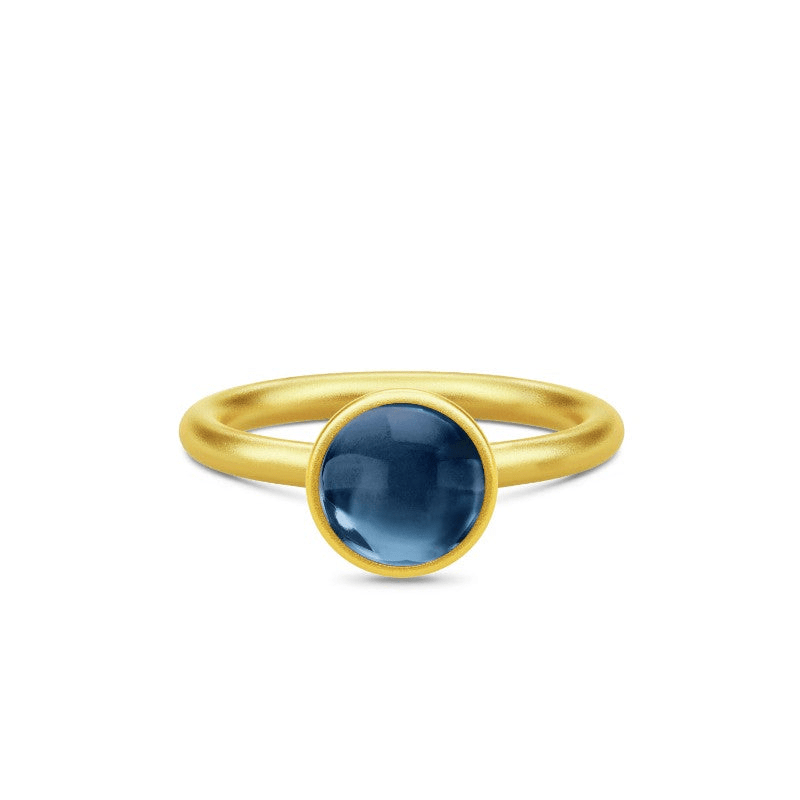 Primini ring fra Julie Sandlau i forgyldt sølv med blå cabochon-krystal