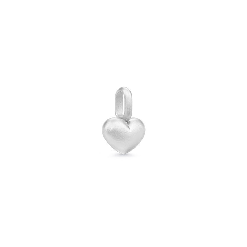 Lille hjerteformet vedhæng i sølv, True Love Pendant fra Julie Sandlau, set forfra