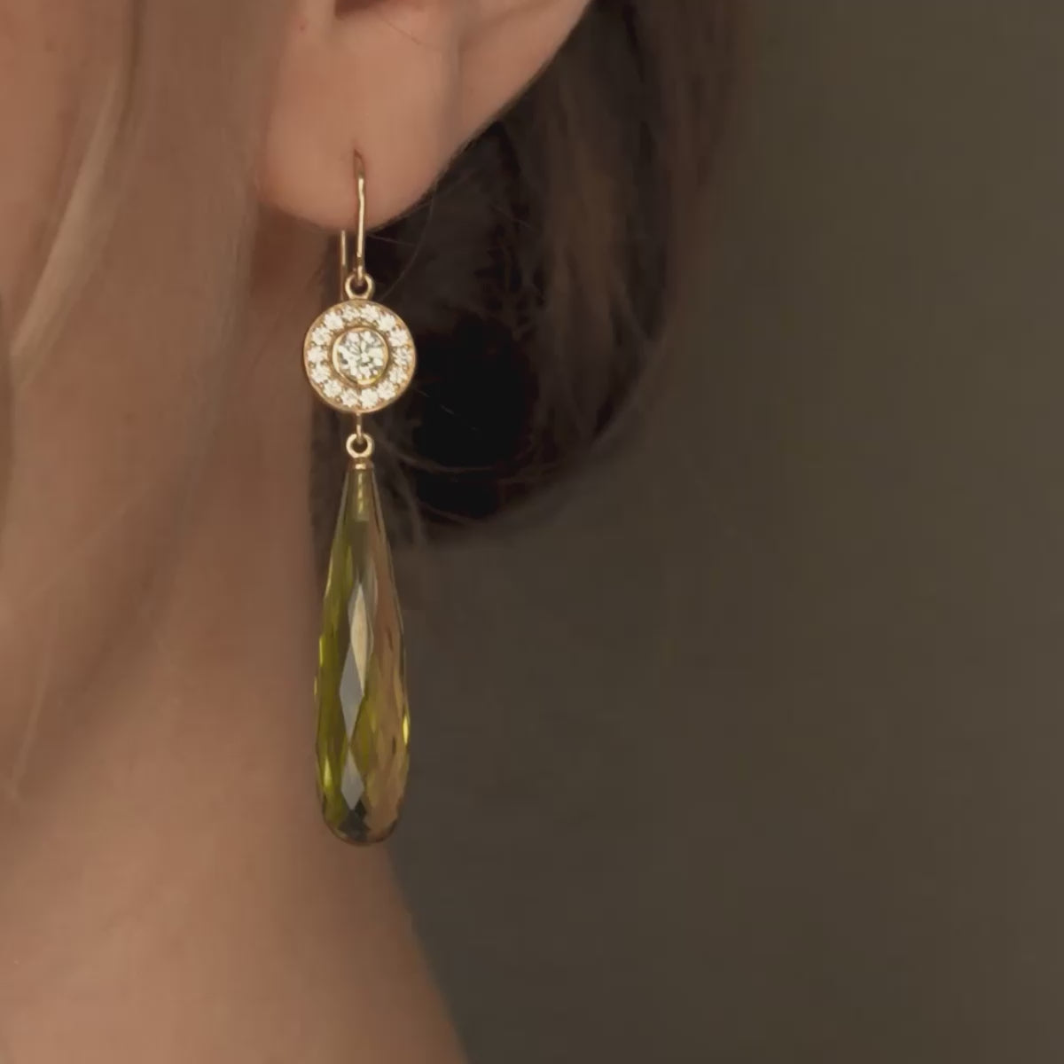 Heritage øreringe i 18K guld med Olive Quartz-dråber – video