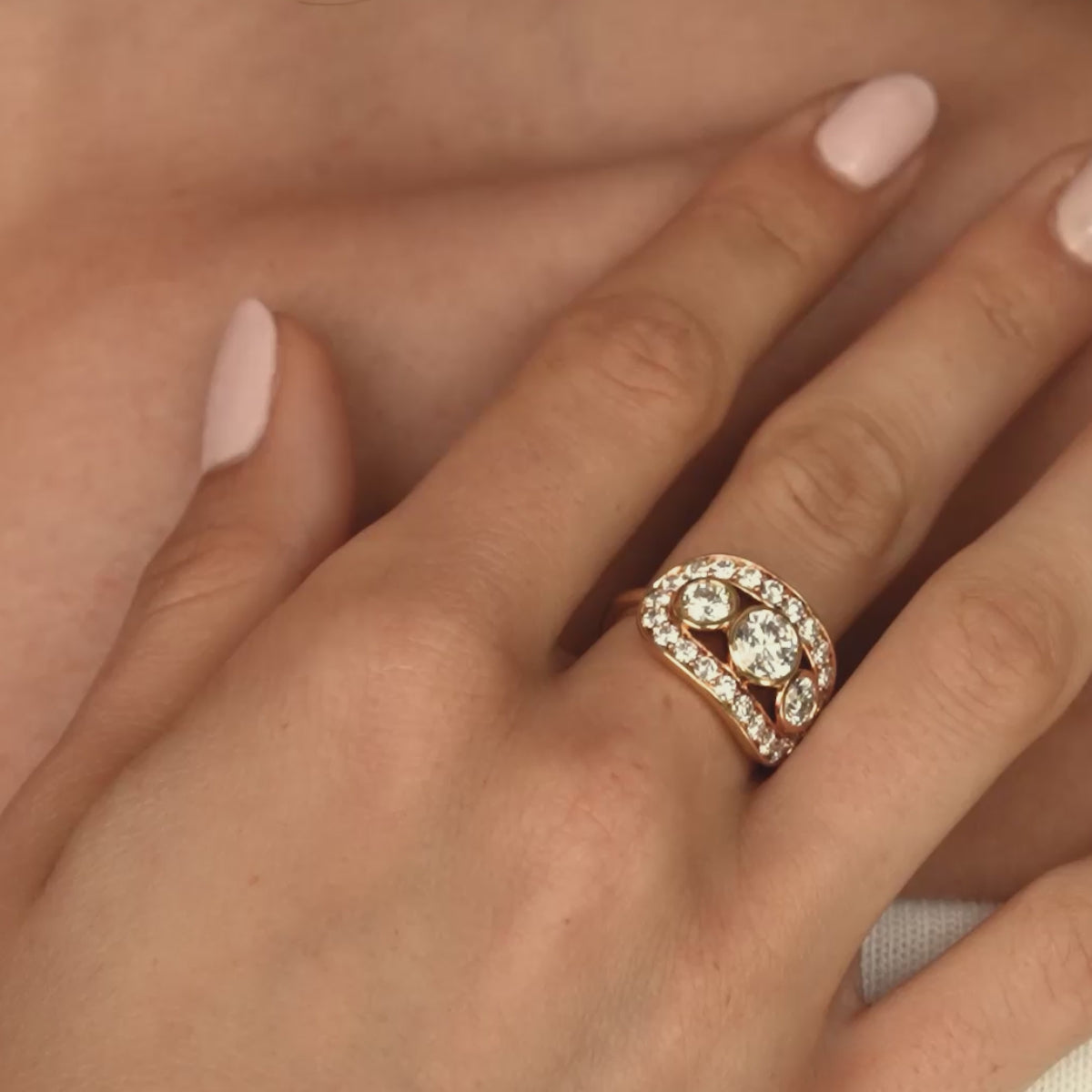 Video af Heritage Trio Ring i 18kt guld, der viser ringens diamanter og detaljer.