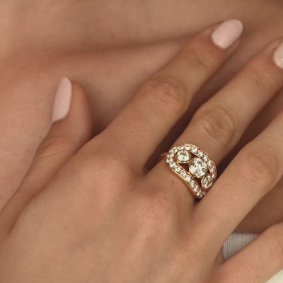 Video af Heritage Trio Ring i 18kt guld, der viser ringens diamanter og detaljer.