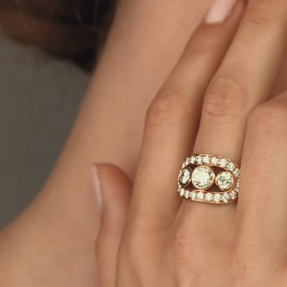 Video af Heritage Trio Ring i 18kt guld, der viser ringen i bevægelse.