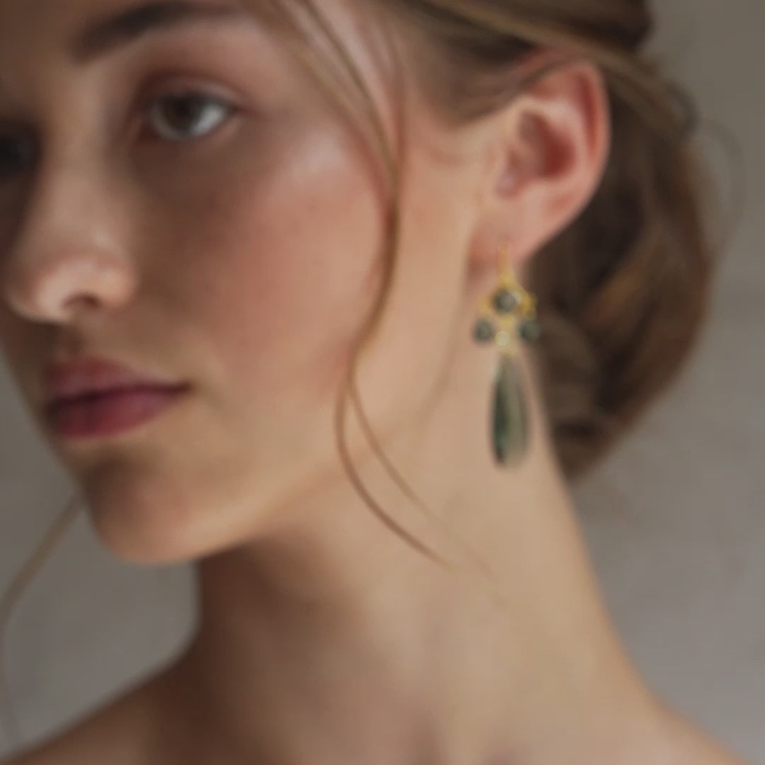 Video af Ofelia Chandelier øreringe i forgyldt sølv, viser detaljer og finish (produktvideo, ikke enkeltbillede-verificeret)