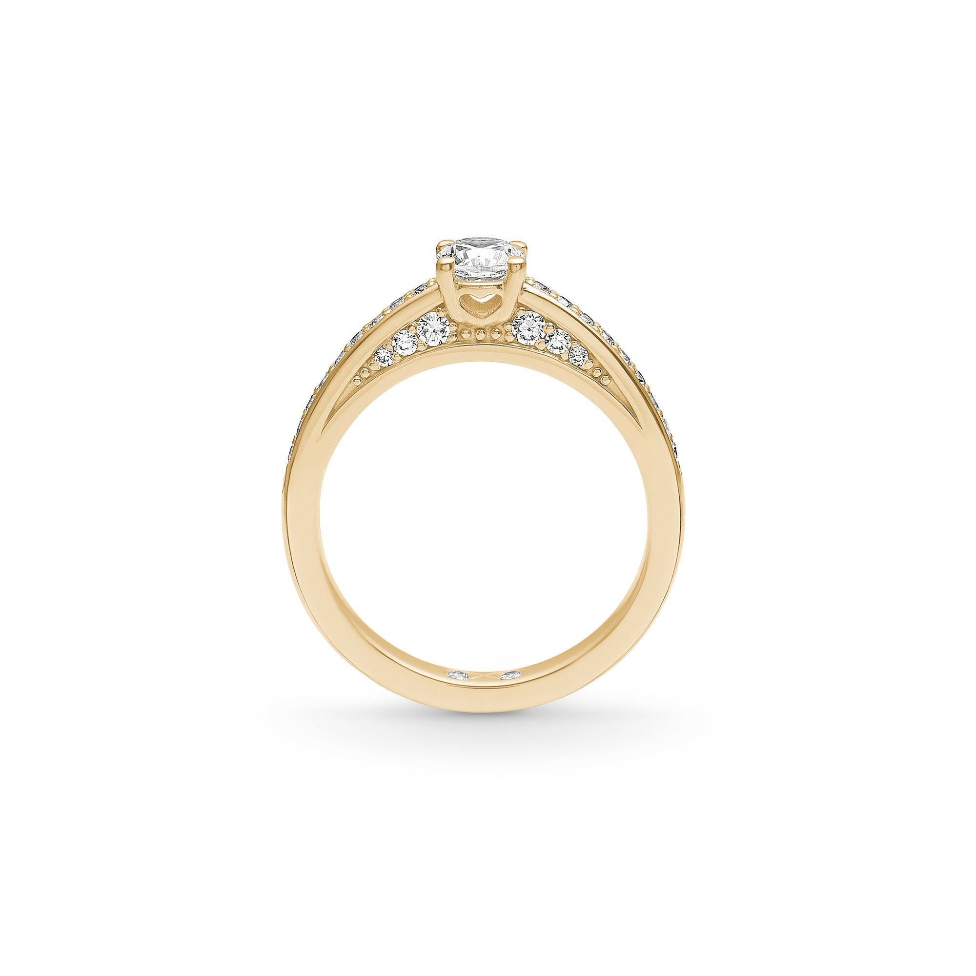 Eternity Diamond forlovelsesring 0,67 ct. fra Julie Sandlau set fra siden med hjertedetalje under stenen.