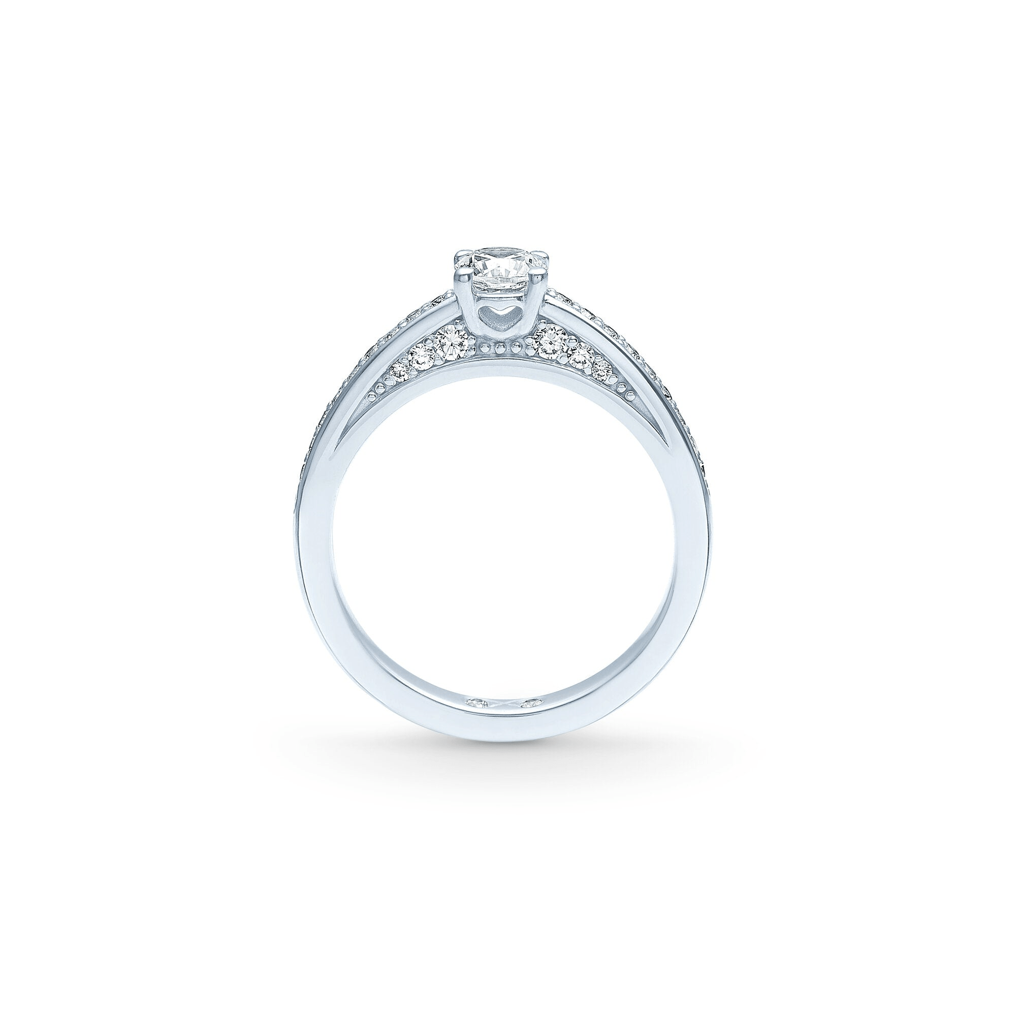 Eternity diamantring fra Julie Sandlau i hvidguld, set fra siden med klobesat diamant og pavé-besatte ringskinner