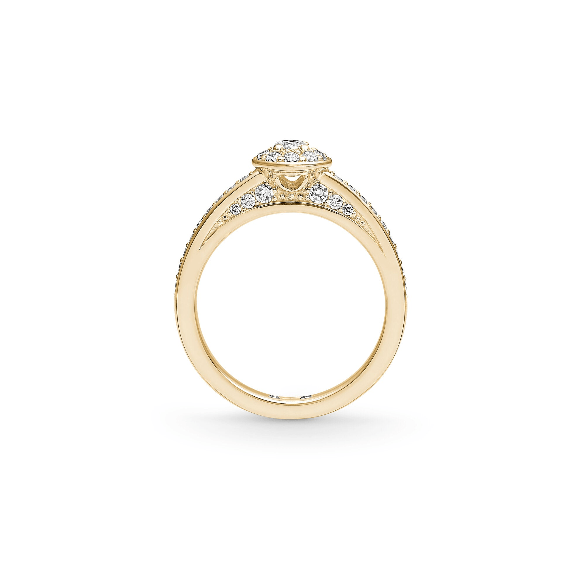 Eternity diamantring fra Julie Sandlaus Wedding-kollektion i gult 18 karat guld, set fra siden med halo og pavé-besatte ringskinner