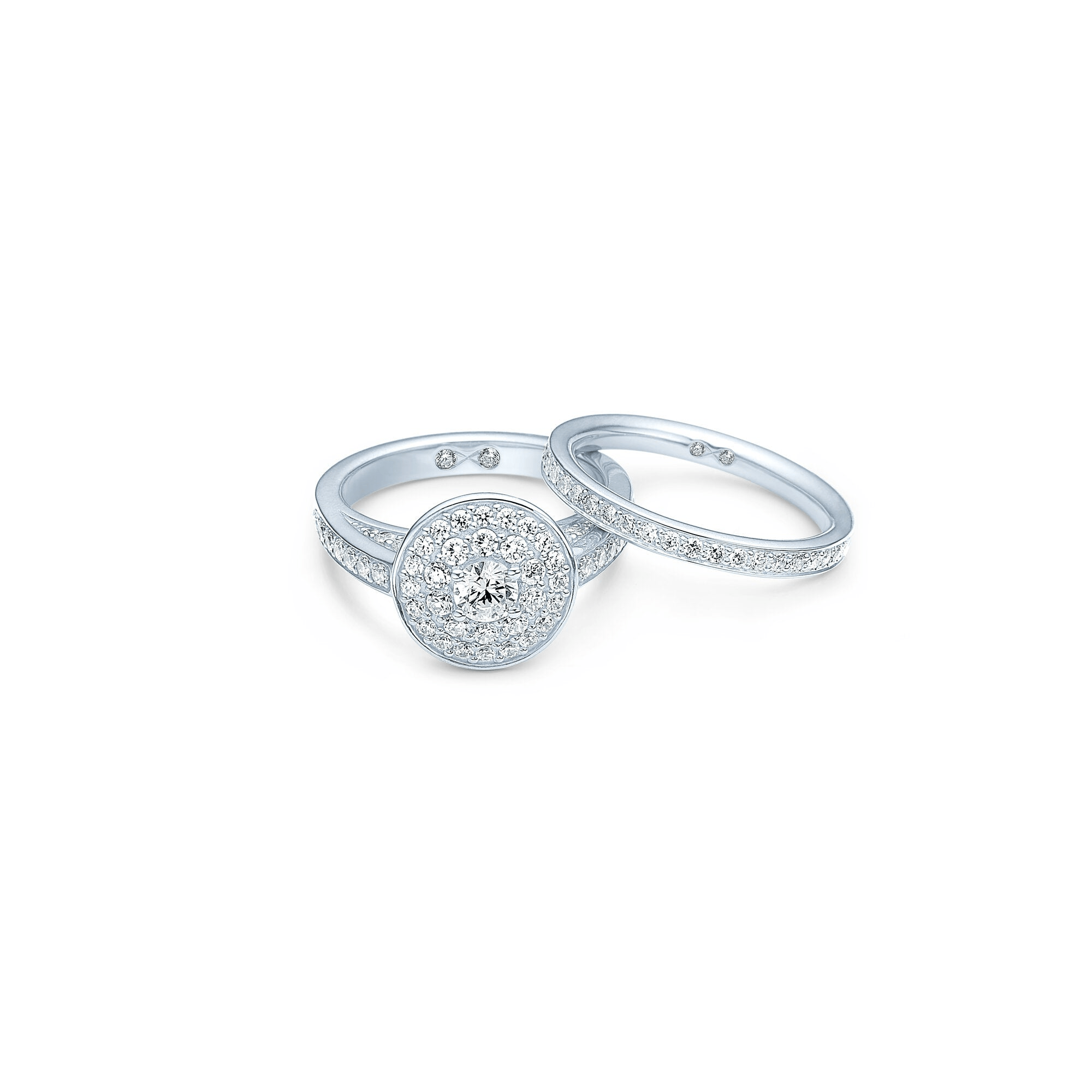 Eternity diamantring i hvidguld vist sammen med matchende diamantring