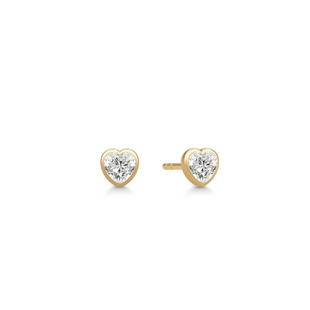 Amorina ørestikker i forgyldt sølv med hjerteformet cubic zirconia, nærbillede